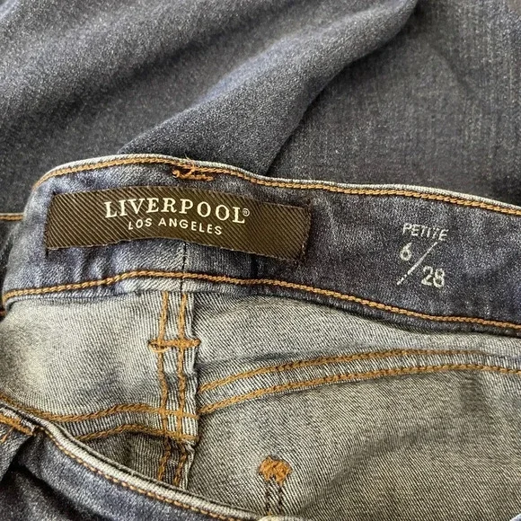 Women’s Liverpool medium wash rolled hem jeans, Size 6P/28 - Picture 3 of 4